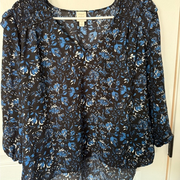 Blue and Black Floral Blouse with Notched Collar and 3/4 Sleeves - Picture 3 of 5